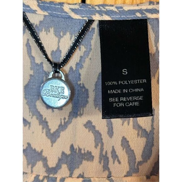 BKE Boutique Sheer Button down Blouse Top Size Small Animal Print Peach/gray (39 - Picture 3 of 5